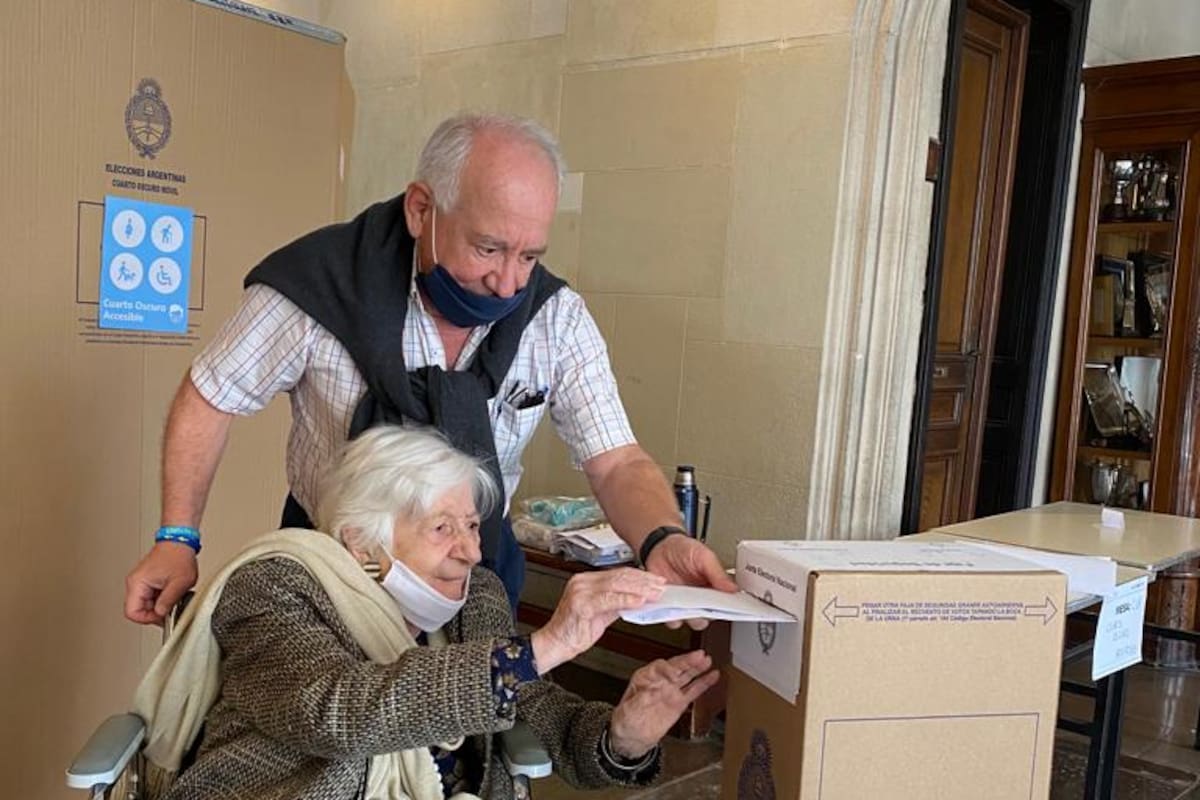 Beatriz Rosa Picote, de 97 años, junto a su hijo Jorge Mayer