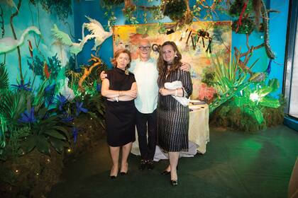 Beatriz Satrústegui posa con Abel Guaglianone, de Edipo Antiques, y Cecilia Remiro Valcarcel, secretaria de Relaciones Institucionales e Internacionales de la asociación Amigos de Bellas Artes.
