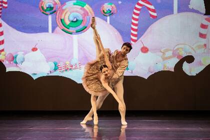 Beatriz Scheller Boos y David Gómez, en el pas de deux del Hada Confite y su Caballero, rodeados de golosinas