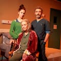 Atmósferas, grandes actuaciones y una conexión profunda con el público en una adaptación teatral de un bestseller