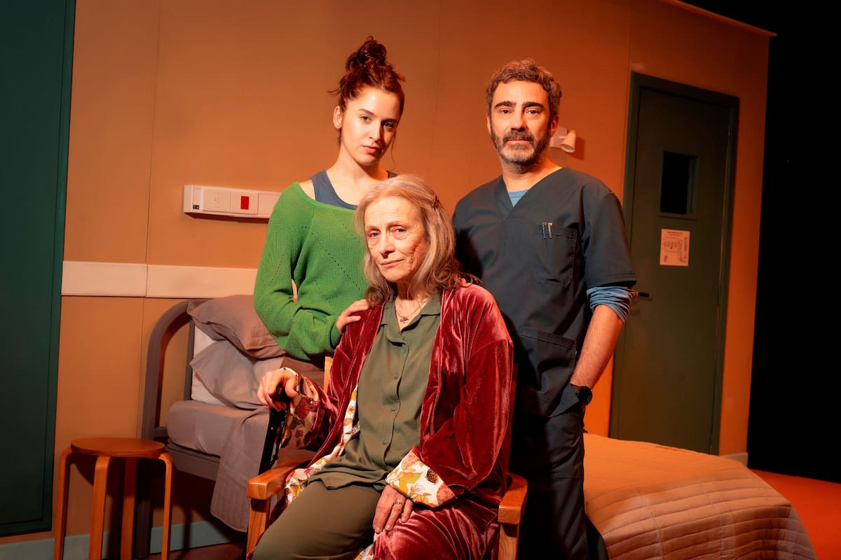Beatriz Spelzini (centro), Javier Lorenzo y Antonia Bengoechea, el elenco de Las gratitudes