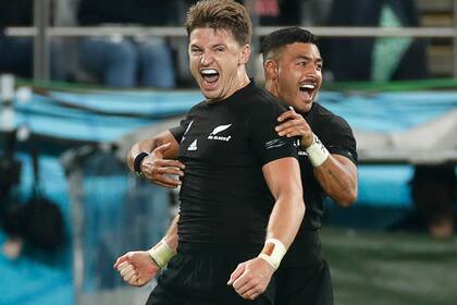 Beauden Barrett festeja su triy con Richie Mounga: los All Blacks están en las semifinales