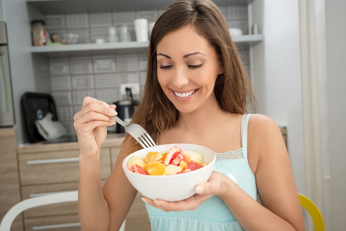 La vitamina C ayuda a evitar el envejecimiento celular, cicatrizar heridas, combatir infecciones y mantener sanos los tejidos