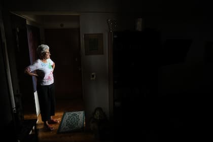 Beba Gangitano, de 89 años, vive en el piso 14 de un edificio que no tiene luz desde el sábado a la tarde. 
Foto: Fabián Marelli