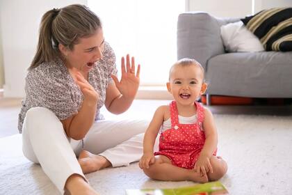 Bebé juega con su madre.