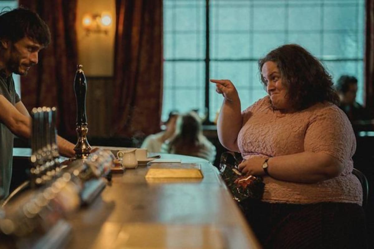 "Bebé reno" comienza con una mujer solitaria, Martha, que conoce al personaje de Gadd, Donny, en el pub donde trabaja y comienza a acosarlo