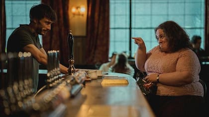 "Bebé reno" comienza con una mujer solitaria, Martha, que conoce al personaje de Gadd, Donny, en el pub donde trabaja y comienza a acosarlo