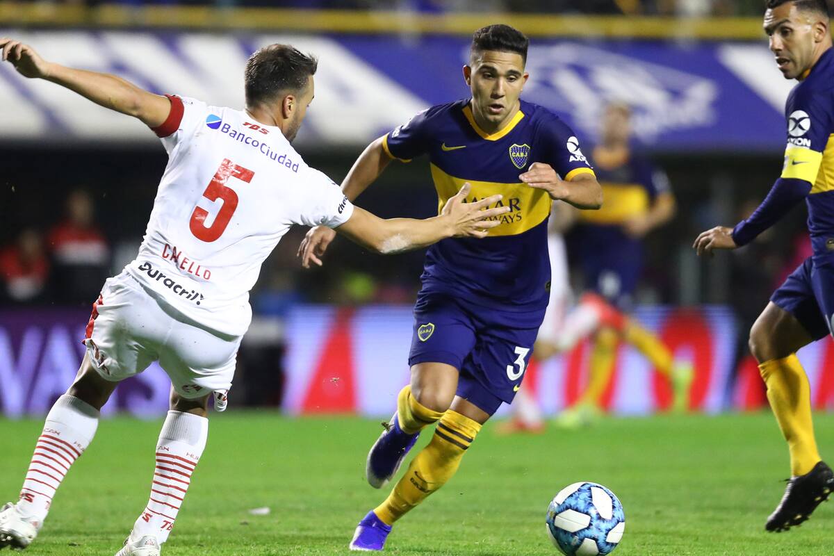 Bebelo Reynoso avanza frente a Adrián Callelo; el mediocampista tiene un nuevo rol en el Boca de Gustavo Alfaro