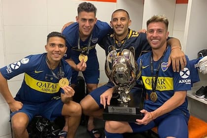 Bebelo Reynoso, Pavón, Wanchope y Buffarini, en el vestuario y con la Copa; rostros felices