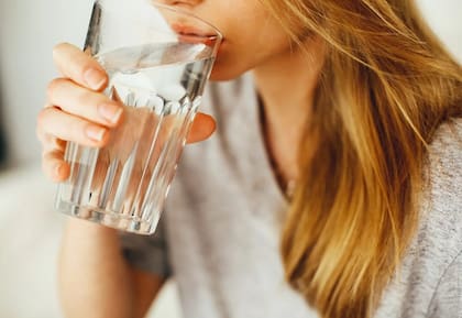 Beber agua durante el día es fundamental para la hidratación del cuerpo