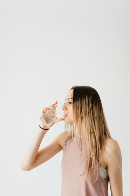 Beber agua en ayunas facilita el tránsito intestinal y evita el estreñimiento