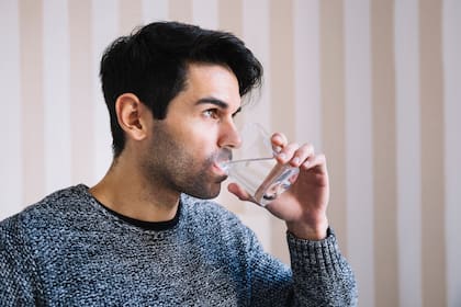 Beber agua hervida puede ser beneficioso para la salud al eliminar gran parte de sus microplásticos y nanoplásticos