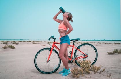 Beber agua mientras se hace actividad física es fundamental para recuperar los líquidos que se perdieron a través del sudor