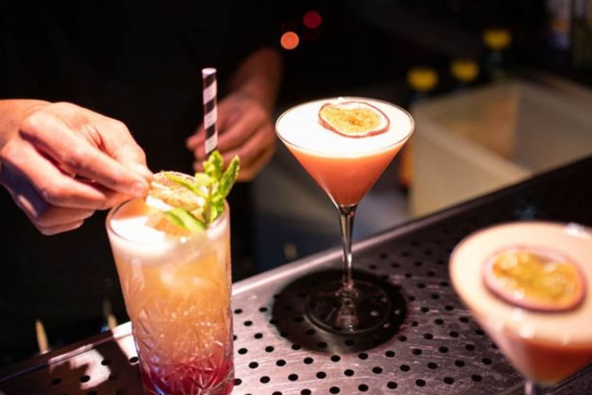 Beber alcohol con algunos medicamentos implica que a veces la medicina no funcione tan bien