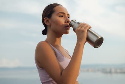 Beber la cantidad suficiente de líquidos, facilita la eliminación de moco y mantiene hidratadas las mucosas