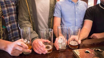 Beber para muchas personas es una forma de socializar