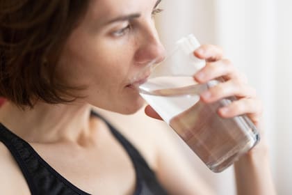 Beber suficiente agua ayuda a mantener las heces más blandas (Foto ilustrativa: PIXABAY)