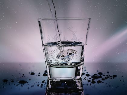 Beber un vaso de agua después de dejarlo reposar por un día ayuda a manifestar las buenas intenciones en este 2025