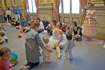 Los niños y las niñas fueron sorprendidos por la bailarina