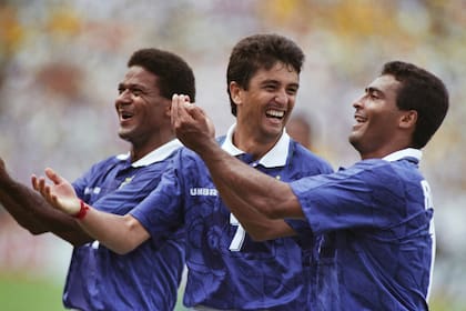 Bebeto, Mazinho y Romario festejan un gol de Brasil frente a Holanda, en el Mundial 94; hoy los dos delanteros están distanciados