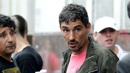 Bebote Álvarez, histórico líder de la barra de Independiente, quien introdujo a Loquillo en la tribuna y lo presentó como su "número dos".