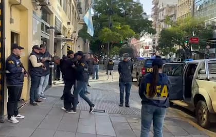 Bebote Álvarez, al ser trasladado a una sede de la Policía Federal Argentina