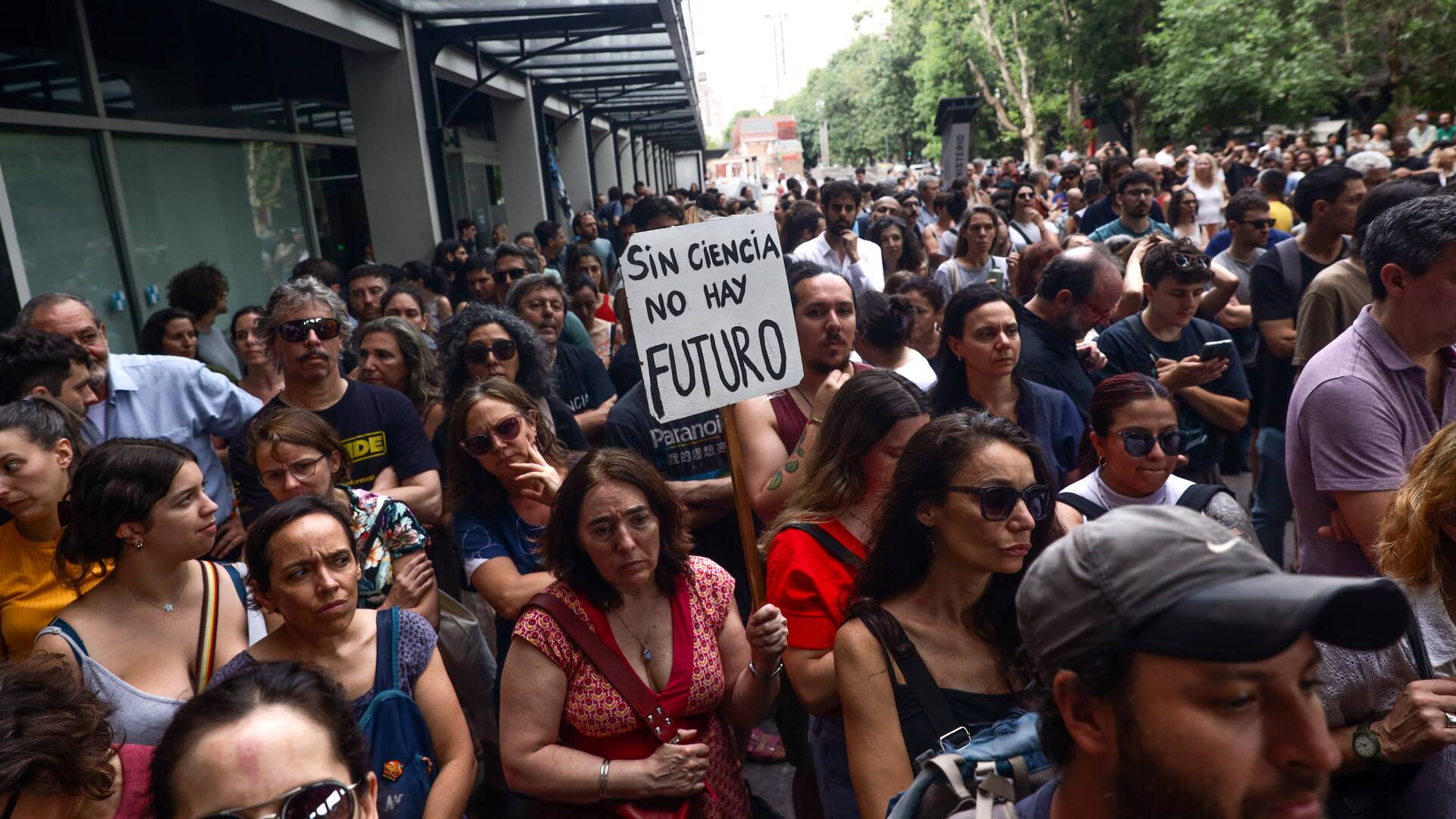 Hoy por la tarde, becarios, investigadores y autoridades del sector Ciencia y Técnica se manifestaron frente al edificio de la Agencia Nacional de Promoción de la Investigación, el Desarrollo Tecnológico y la Innovación (Agencia I+D+i) por lo que catalogaron un "cientificidio" por parte del Ejecutivo nacional