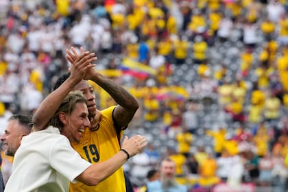 Beccacece celebra con Gonzalo Plata tras la victoria 2-1 ante Alemania