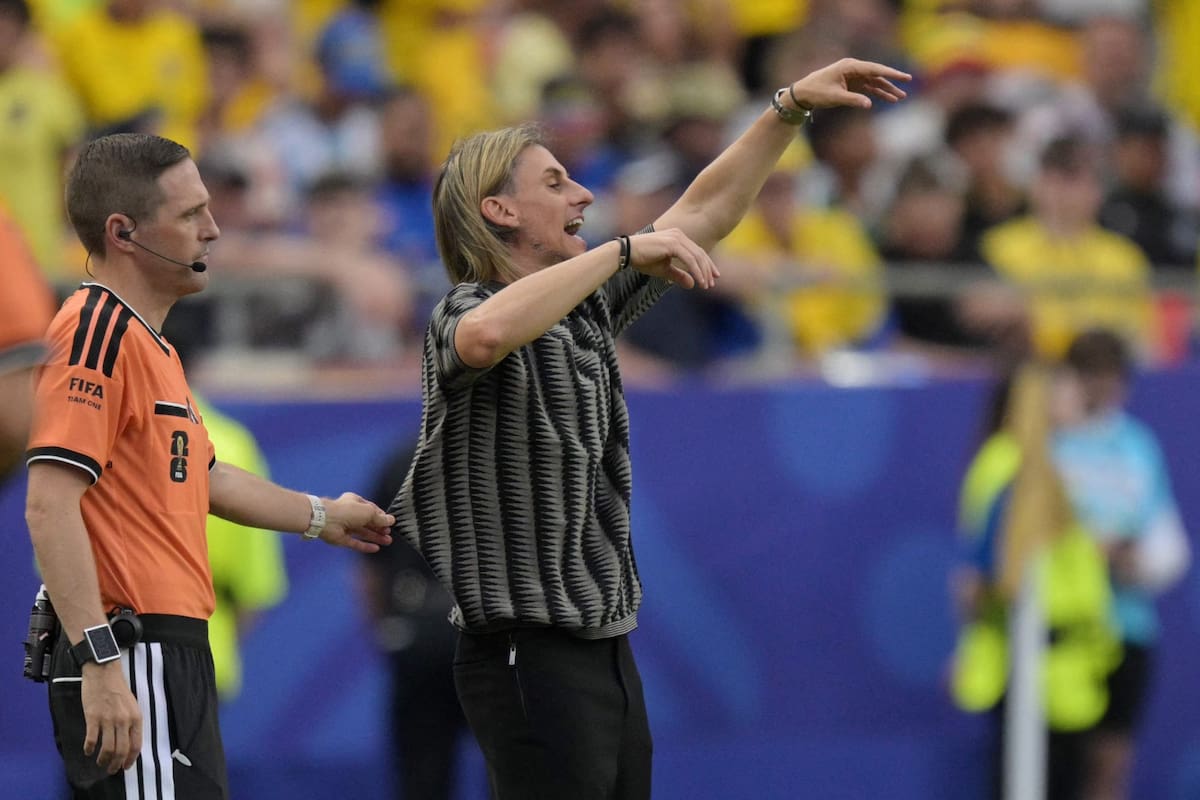 Beccacece da indicaciones durante el empate ante Curazao, sin conseguir que Ecuador haga un gol en el Mundial