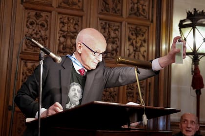 Beccacece homenajeó a Proust y tiró perfume a los asistentes