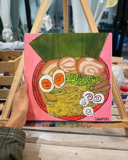 Becerra pintó un ramen, en referencia al tema musical "Ramen para dos" que hizo en colaboración con Paulo Londra y que se estrenará pronto