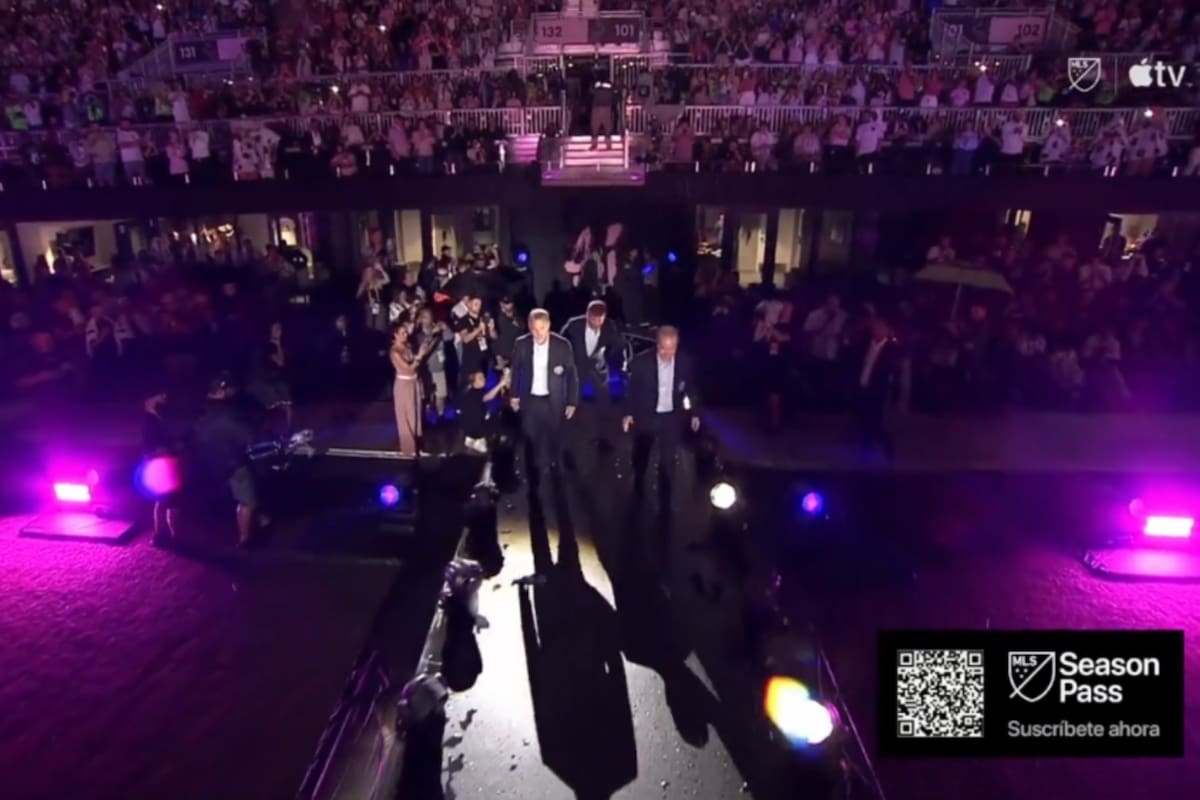 Beckham se salvó de un papelón mientras ingresaba al campo de juego del Inter Miami en la presentación de Messi