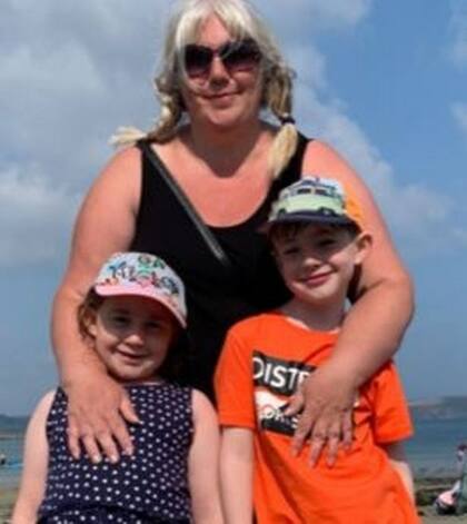 Becki junto a dos de sus hijos (Foto: Becki Buggs)