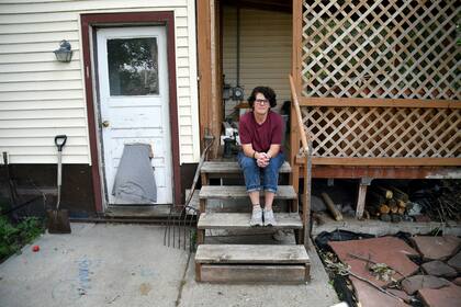 Becky Blackburn, una de las pocas demócratas del condado de Niobrara, posa para un retrato fuera de su casa, el 30 de julio de 2024, en Lusk, Wyoming. (AP Foto/Thomas Peipert)