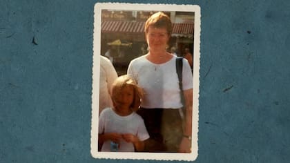Becky con 6 años en un viaje con su madre.