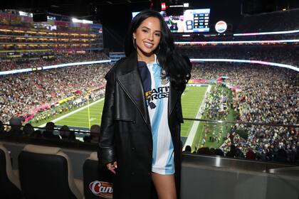 Becky G llevó en su cartera un pin con la leyenda ICE out. La cantante estadounidense tiene raíces mexicanas dado que sus abuelos eran originarios de Jalisco y emigraron a los Estados Unidos