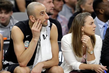 Becky Hammon junto a Manu Ginóbili, cuando el bahiense todavía jugaba en los Spurs