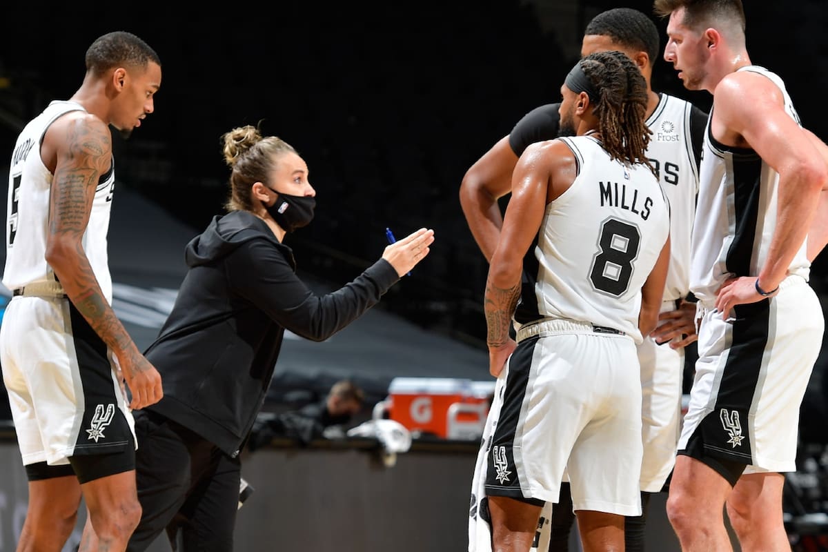 Becky Hammon, la reemplazante de Popovich, con instrucciones para los Spurs frente a los Lakers