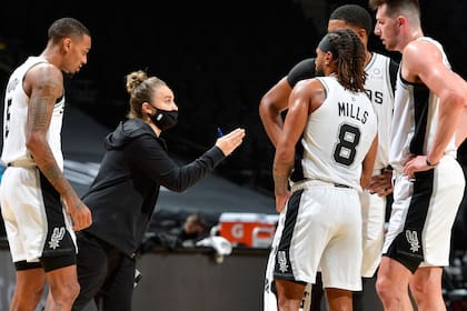 Becky Hammon, la reemplazante de Popovich, con instrucciones para los Spurs frente a los Lakers