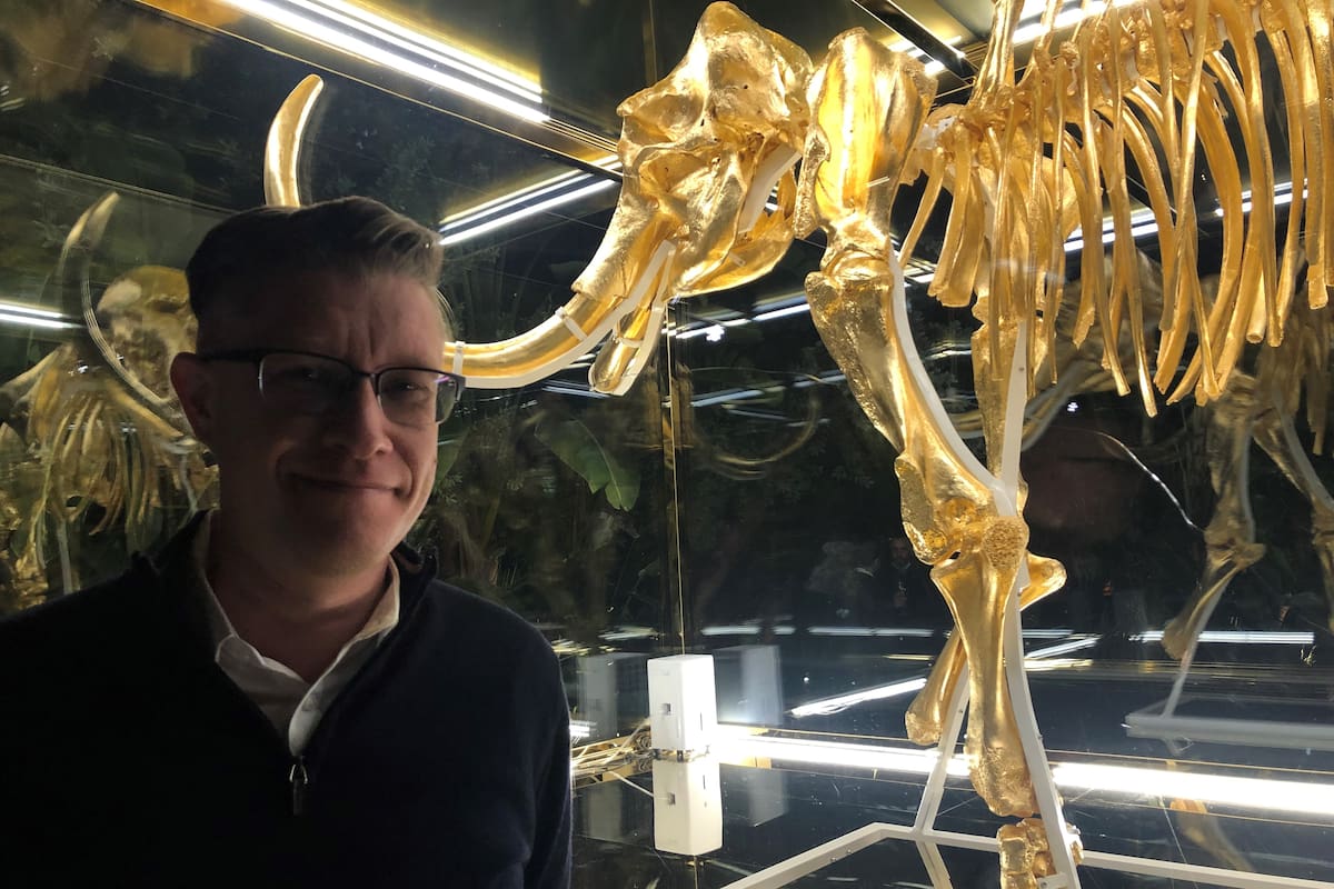 Beeple con obra de Damien Hirst en el Faena Hotel Miami Beach