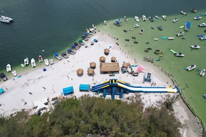 Beer Can Island cuenta con un tobogán gigante y una barra de tragos