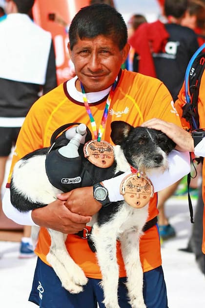 Beethoven y Raúl con sus medallas tras cruzar la meta en las Salinas Grandes y completar los 60 kilómetros de competencia