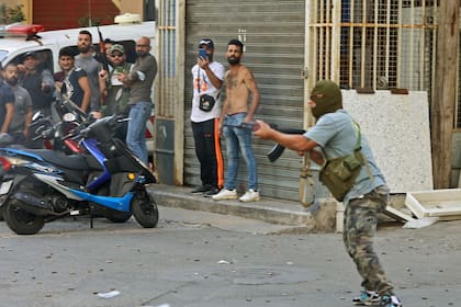 Un combatiente chiita apunta durante los enfrentamientos en el área de Tayouneh, en el suburbio sur de la capital Beirut