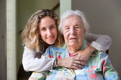 Belén abraza a su abuela. "En el colegio nos pidiéramos que dijéramos quién era nuestro ídolo y la elegí a ella, era mi heroína", recuerda