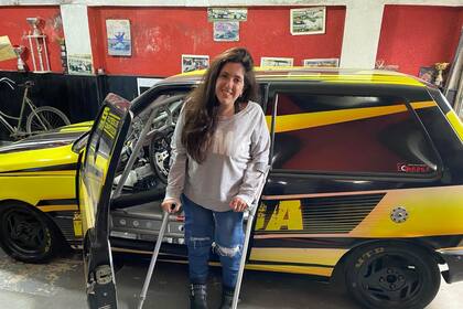 Belén Ameijenda junto a su auto