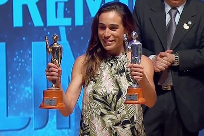 Belén Casetta posa con el Olimpia de Oro y el de Plata de atletismo, ambos ganados en 2023