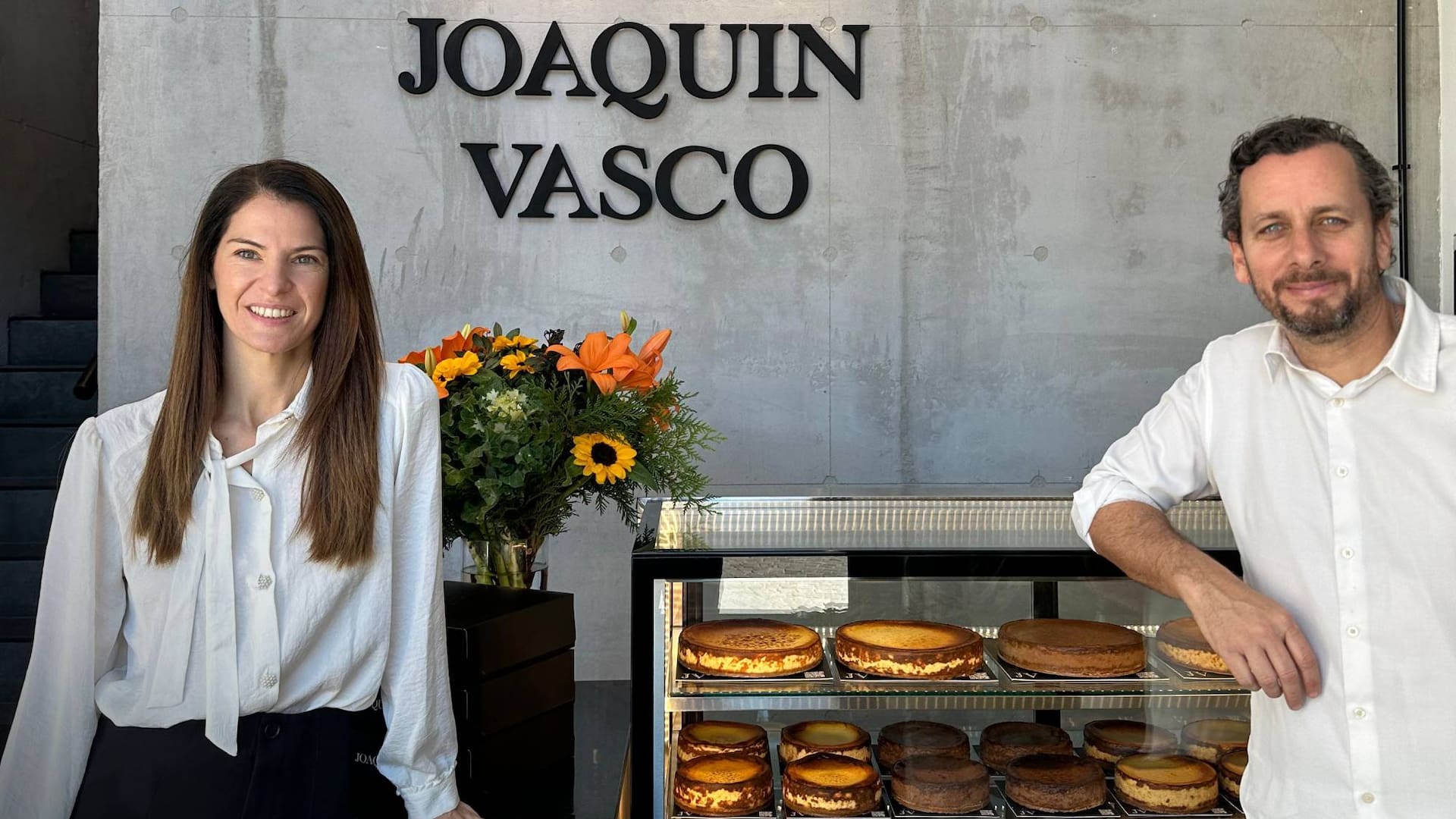 Federico Reznick y Belén Durañona en el nuevo local de Nordelta dedicado a las tartas vascas.