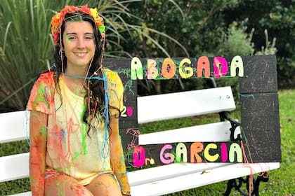 Belén García rindió su último final por Zoom y festejó en el jardín de la casa que comparte con sus padres