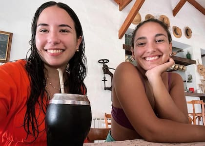 Belén junto a su hermana, Agustina