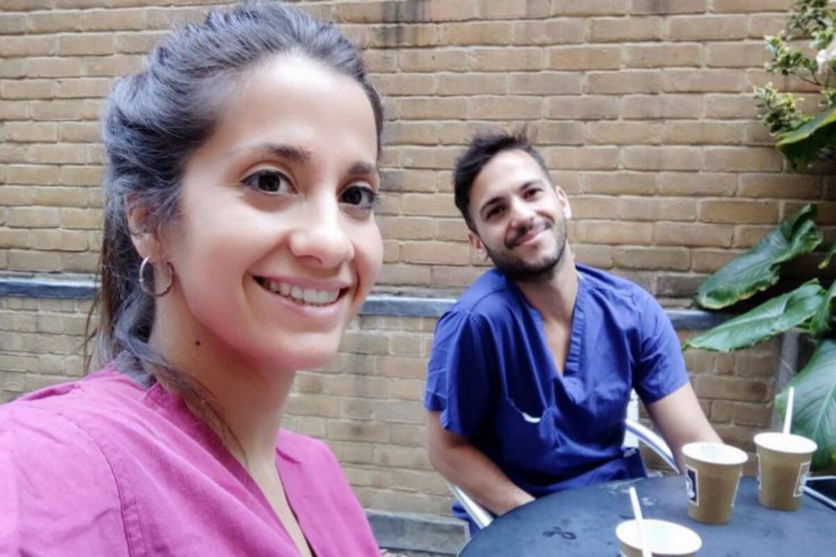 Belen Montoro y otro compañero español, Jesús Repiso, durante un momento de descanso en verano en el patio del hospital donde trabajan en Londres